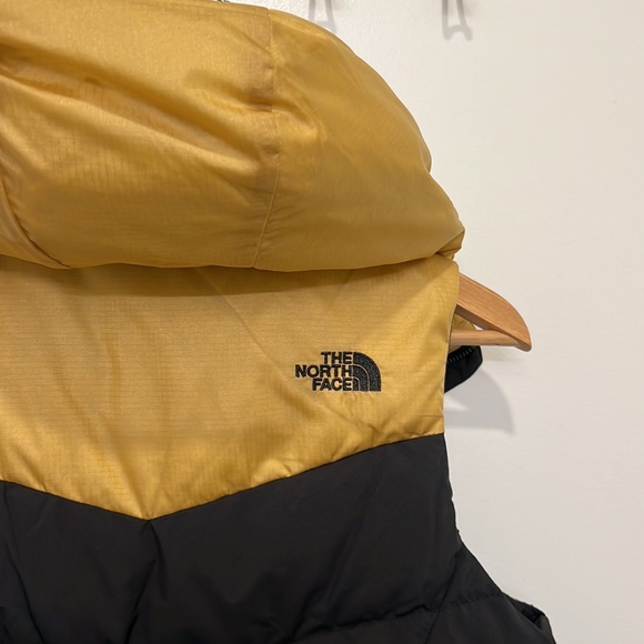 The North Face Puffer Vest Women's Xs Hooded 650 Down Gold Black - Picture 4 of 13